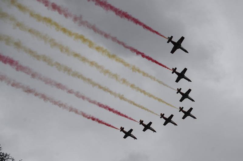 os Reyes han presidido este viernes el desfile del Día de la Fiesta Nacional, que ha llevado al centro de Madrid a casi 4.000 militares de los dos Ejércitos y la Armada, 88 aeronaves y 152 vehículos, acompañados de efectivos de la Guardia Civil, la Policía Nacional, Protección Civil y Salvamento Marítimo. Es el primer 12 de octubre del Gobierno de Pedro Sánchez y también el primero de Pablo Casado como líder del PP.