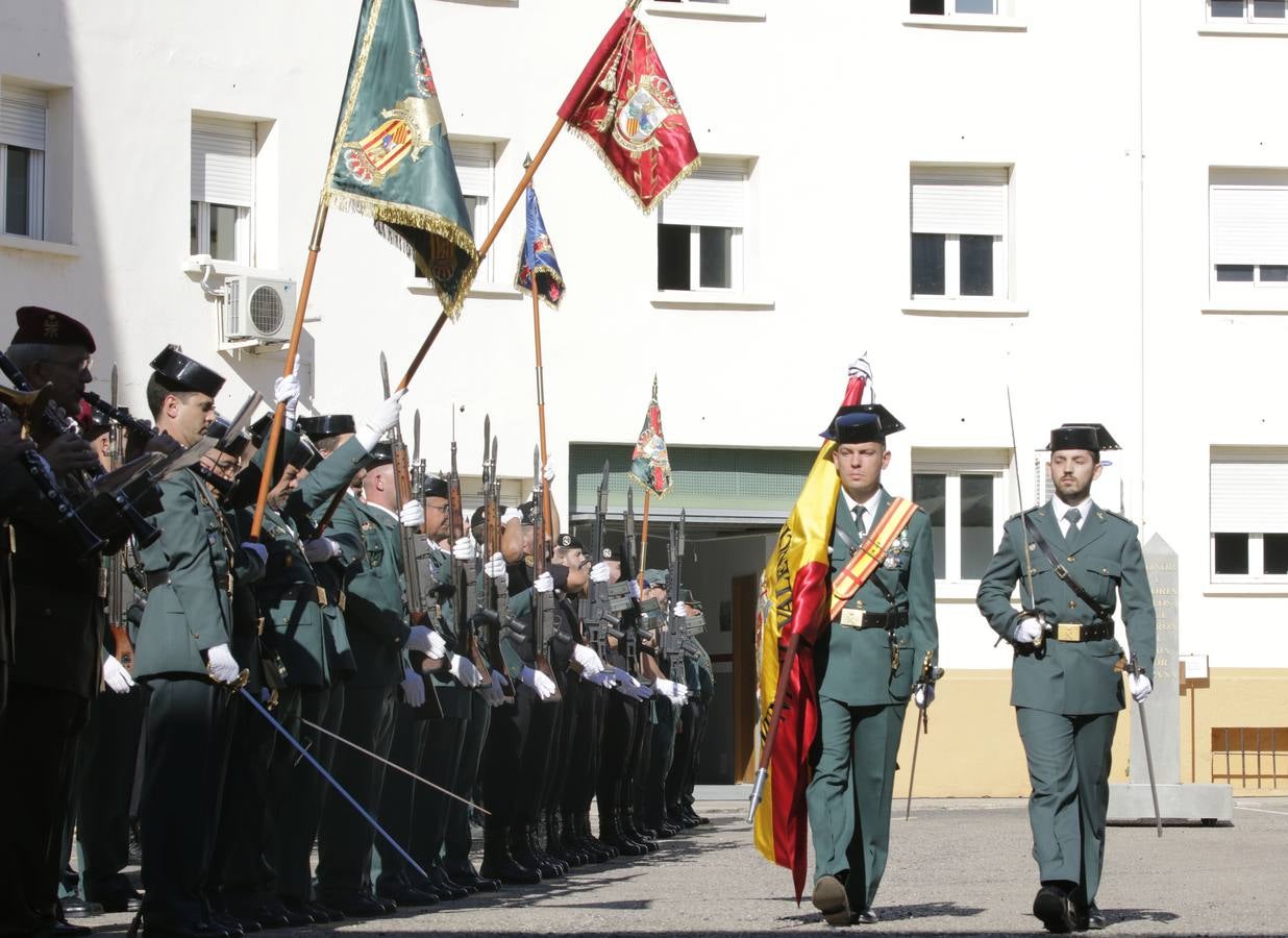 La Guardia Civil ha rendido homenaje a su patrona, la Virgen del Pilar, en el cuartel de Cantarranas. Después de la misa ha tenido lugar la entrega de condecoraciones, homenaje a los caídos y un desfile militar.