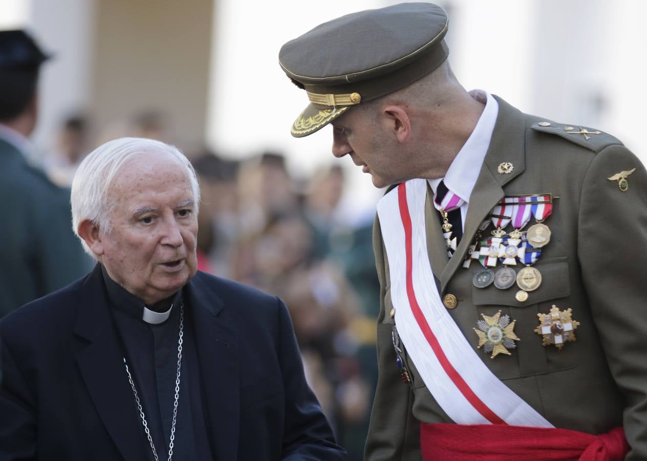 La Guardia Civil ha rendido homenaje a su patrona, la Virgen del Pilar, en el cuartel de Cantarranas. Después de la misa ha tenido lugar la entrega de condecoraciones, homenaje a los caídos y un desfile militar.