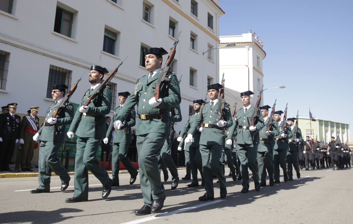 La Guardia Civil ha rendido homenaje a su patrona, la Virgen del Pilar, en el cuartel de Cantarranas. Después de la misa ha tenido lugar la entrega de condecoraciones, homenaje a los caídos y un desfile militar.