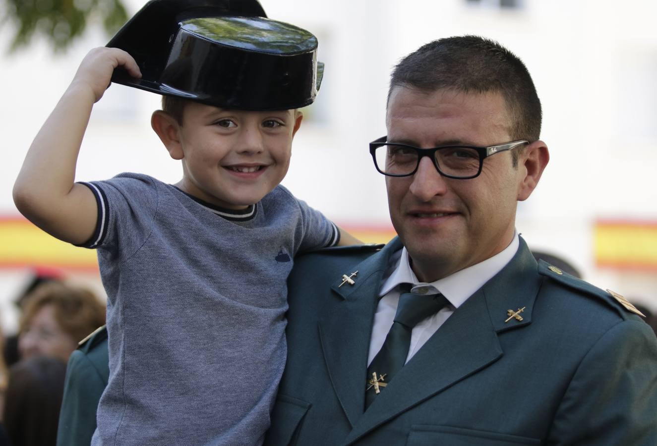 La Guardia Civil ha rendido homenaje a su patrona, la Virgen del Pilar, en el cuartel de Cantarranas. Después de la misa ha tenido lugar la entrega de condecoraciones, homenaje a los caídos y un desfile militar.