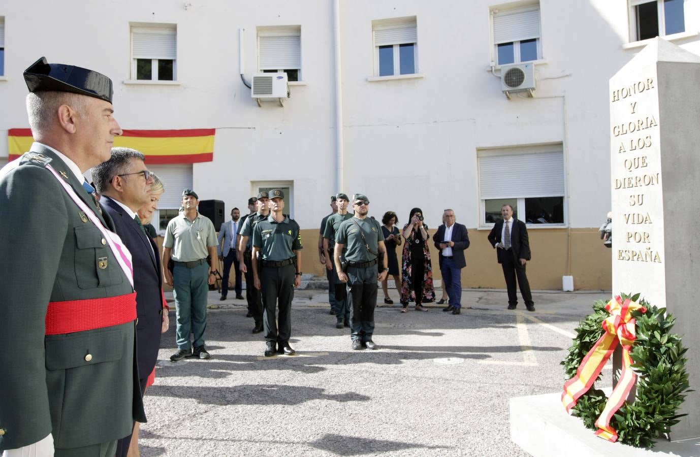 La Guardia Civil ha rendido homenaje a su patrona, la Virgen del Pilar, en el cuartel de Cantarranas. Después de la misa ha tenido lugar la entrega de condecoraciones, homenaje a los caídos y un desfile militar.