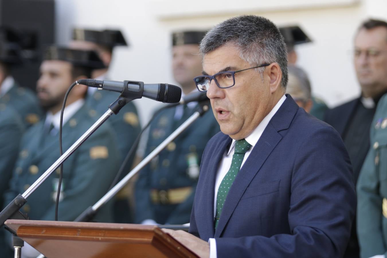 La Guardia Civil ha rendido homenaje a su patrona, la Virgen del Pilar, en el cuartel de Cantarranas. Después de la misa ha tenido lugar la entrega de condecoraciones, homenaje a los caídos y un desfile militar.