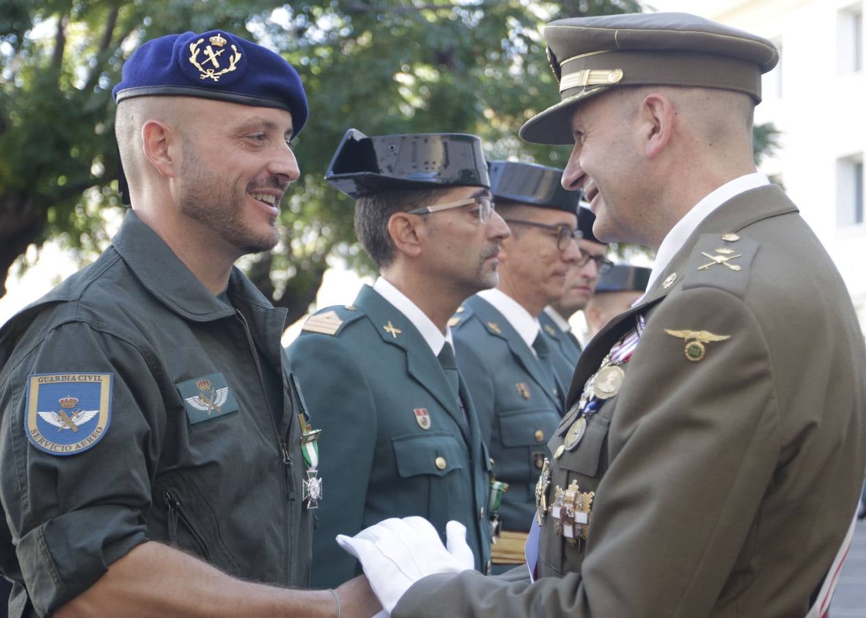 La Guardia Civil ha rendido homenaje a su patrona, la Virgen del Pilar, en el cuartel de Cantarranas. Después de la misa ha tenido lugar la entrega de condecoraciones, homenaje a los caídos y un desfile militar.