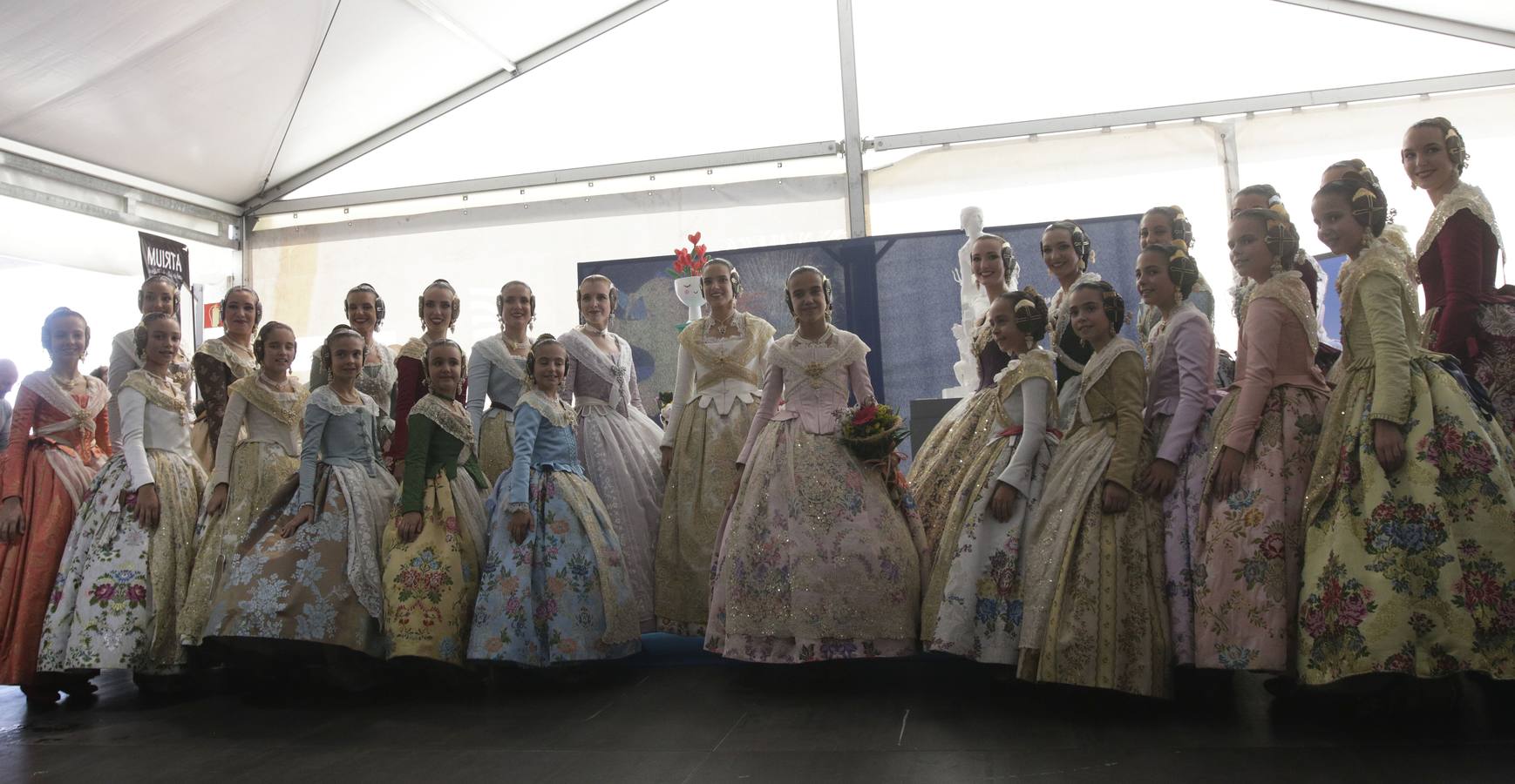 Las falleras mayores de Valencia, Marina Civera y Sara Larrazábal, han visitado este viernes la exposición de maquetas de las fallas 2019.