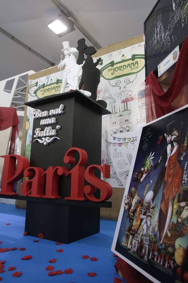 Las falleras mayores de Valencia, Marina Civera y Sara Larrazábal, han visitado este viernes la exposición de maquetas de las fallas 2019.