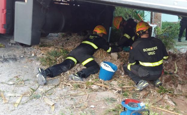 Los bomberos, en plena acción. 