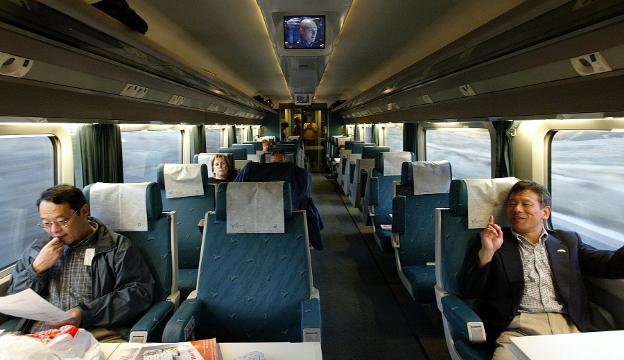 Viajeros en un tren de alta velocidad español de Renfe. 