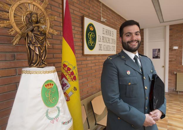 Óscar Arenas, en el cuartel de Monzón, su anterior destino antes de pasar a Alfafar.