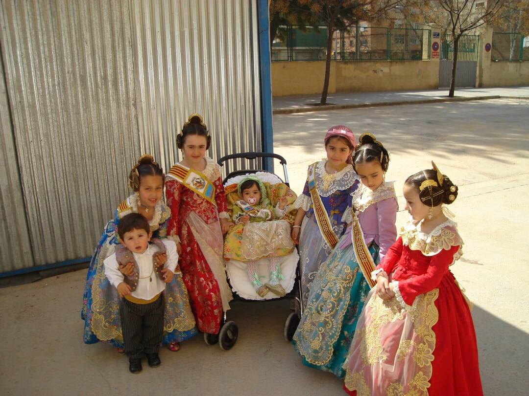 El álbum de fotos de la fallera mayor infantil de Valencia 2019. Sara Larrazábal, en el centro en el carrito, antes de una de sus primeras Ofrendas. 