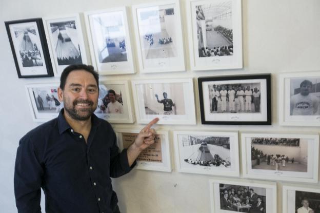 Tino señala una de las fotos históricas exhibidas en Pelayo en la que él aparece. 