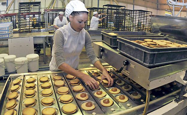 Trabajadores en una fábrica.