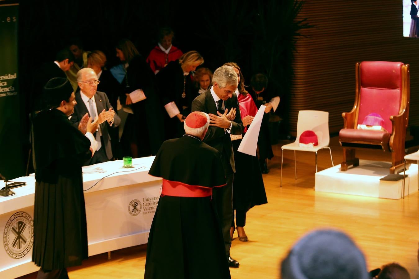 La Universidad Católica de Valencia (UCV) ha investido este lunes 'doctor honoris causa' a título póstumo al expresidente del Gobierno Adolfo Suárez González, en un acto en el que se ha reivindicado su figura como un hombre «de concordia y de libertad» frente a la «amenaza» que se cierne sobre esa concordia en España.