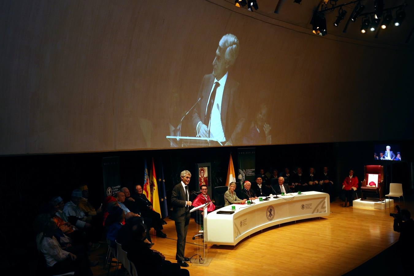 La Universidad Católica de Valencia (UCV) ha investido este lunes 'doctor honoris causa' a título póstumo al expresidente del Gobierno Adolfo Suárez González, en un acto en el que se ha reivindicado su figura como un hombre «de concordia y de libertad» frente a la «amenaza» que se cierne sobre esa concordia en España.