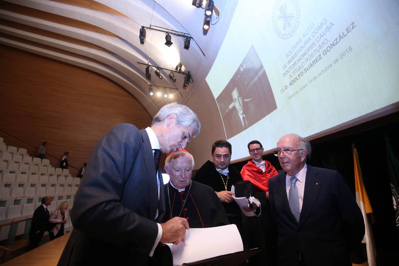 La Universidad Católica de Valencia (UCV) ha investido este lunes 'doctor honoris causa' a título póstumo al expresidente del Gobierno Adolfo Suárez González, en un acto en el que se ha reivindicado su figura como un hombre «de concordia y de libertad» frente a la «amenaza» que se cierne sobre esa concordia en España.