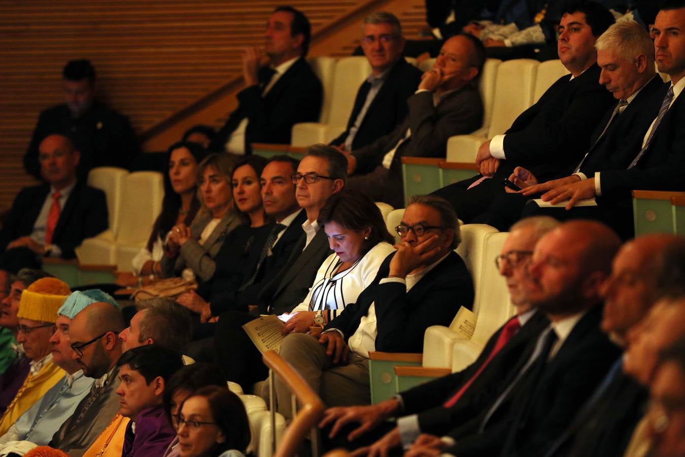 La Universidad Católica de Valencia (UCV) ha investido este lunes 'doctor honoris causa' a título póstumo al expresidente del Gobierno Adolfo Suárez González, en un acto en el que se ha reivindicado su figura como un hombre «de concordia y de libertad» frente a la «amenaza» que se cierne sobre esa concordia en España.