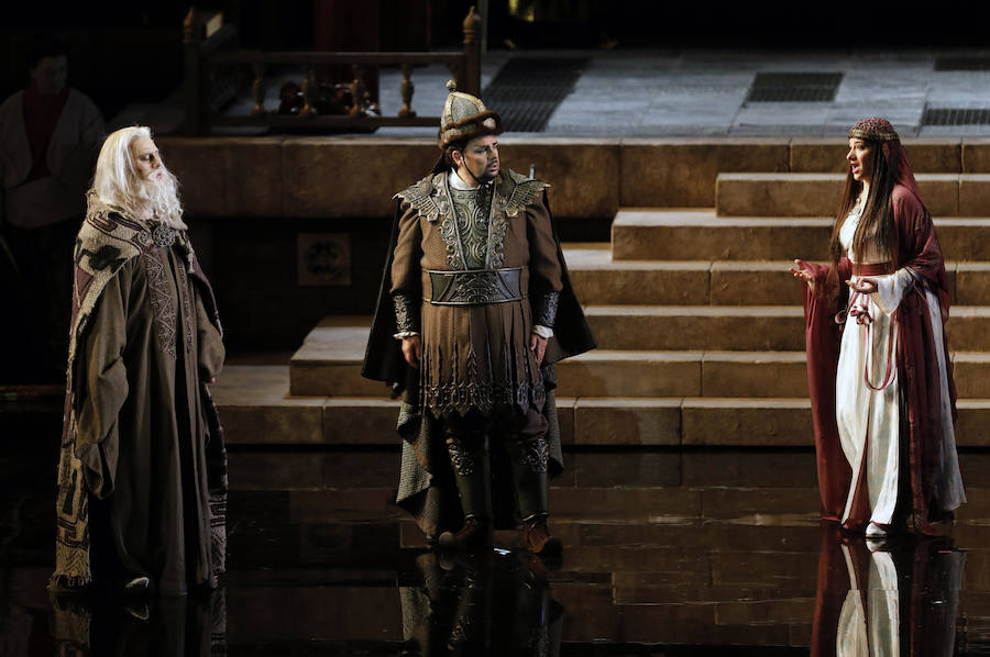 La pretemporada de Les Arts se iniciará el miércoles con 'Turandot', de Puccini, uno de los títulos que más éxito tienen entre el público de la región y que, además, pisará el escenario con todas las entradas vendidas. La ópera ya está lista para su estreno. Ayer se ultimaron los detalles de una obra que se representa por cuarta vez en el coliseo.