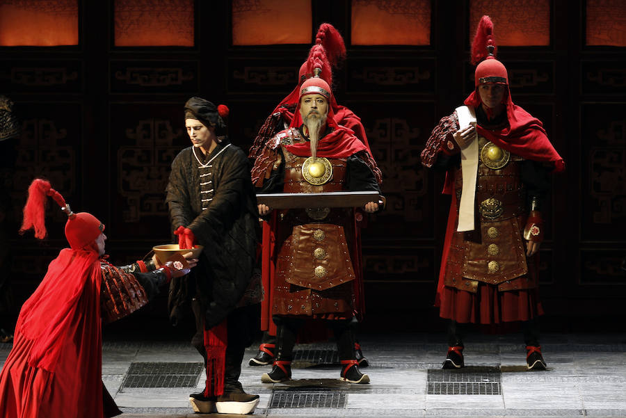La pretemporada de Les Arts se iniciará el miércoles con 'Turandot', de Puccini, uno de los títulos que más éxito tienen entre el público de la región y que, además, pisará el escenario con todas las entradas vendidas. La ópera ya está lista para su estreno. Ayer se ultimaron los detalles de una obra que se representa por cuarta vez en el coliseo.