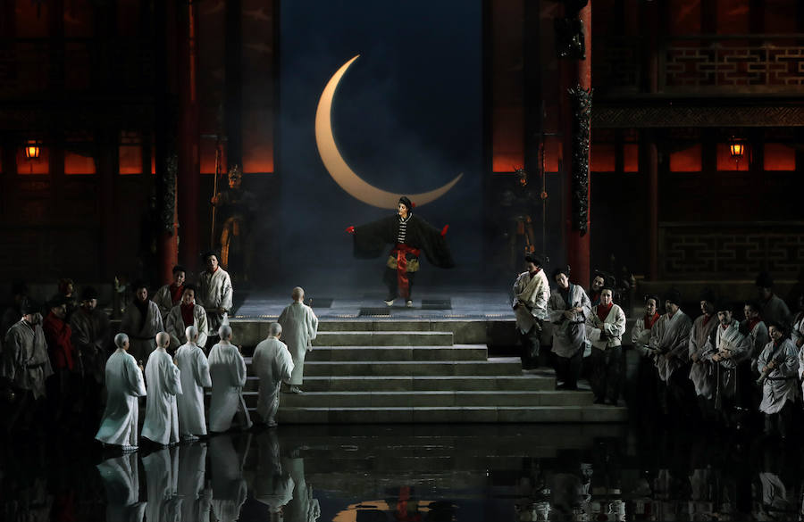 La pretemporada de Les Arts se iniciará el miércoles con 'Turandot', de Puccini, uno de los títulos que más éxito tienen entre el público de la región y que, además, pisará el escenario con todas las entradas vendidas. La ópera ya está lista para su estreno. Ayer se ultimaron los detalles de una obra que se representa por cuarta vez en el coliseo.