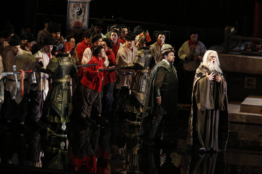 La pretemporada de Les Arts se iniciará el miércoles con 'Turandot', de Puccini, uno de los títulos que más éxito tienen entre el público de la región y que, además, pisará el escenario con todas las entradas vendidas. La ópera ya está lista para su estreno. Ayer se ultimaron los detalles de una obra que se representa por cuarta vez en el coliseo.