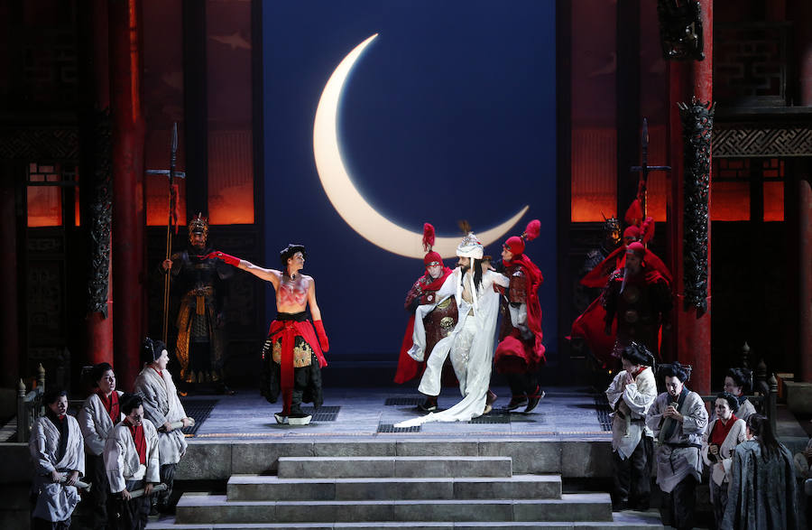 La pretemporada de Les Arts se iniciará el miércoles con 'Turandot', de Puccini, uno de los títulos que más éxito tienen entre el público de la región y que, además, pisará el escenario con todas las entradas vendidas. La ópera ya está lista para su estreno. Ayer se ultimaron los detalles de una obra que se representa por cuarta vez en el coliseo.