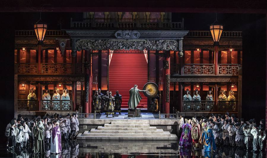La pretemporada de Les Arts se iniciará el miércoles con 'Turandot', de Puccini, uno de los títulos que más éxito tienen entre el público de la región y que, además, pisará el escenario con todas las entradas vendidas. La ópera ya está lista para su estreno. Ayer se ultimaron los detalles de una obra que se representa por cuarta vez en el coliseo.