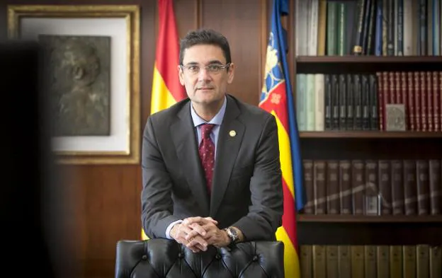 Francisco Mora, rector de la Universitat Politècnica de València, en su despacho.