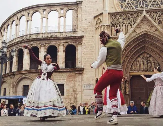 Marina, bailando una dansà
en la plaza de la Virgen.