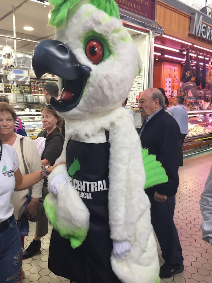 Los vendedores del Mercado Central tienen ya su propia mascota, la simpática 'Cotorra', que se encargará de extender la actividad de este centro de comercio local por toda la ciudad y representarlo en los actos que congrega Valencia. La anfitriona ha contado con la compañía de las otras mascotas que representan a entidades de la ciudad y que la han apadrinado en su primer acto público.