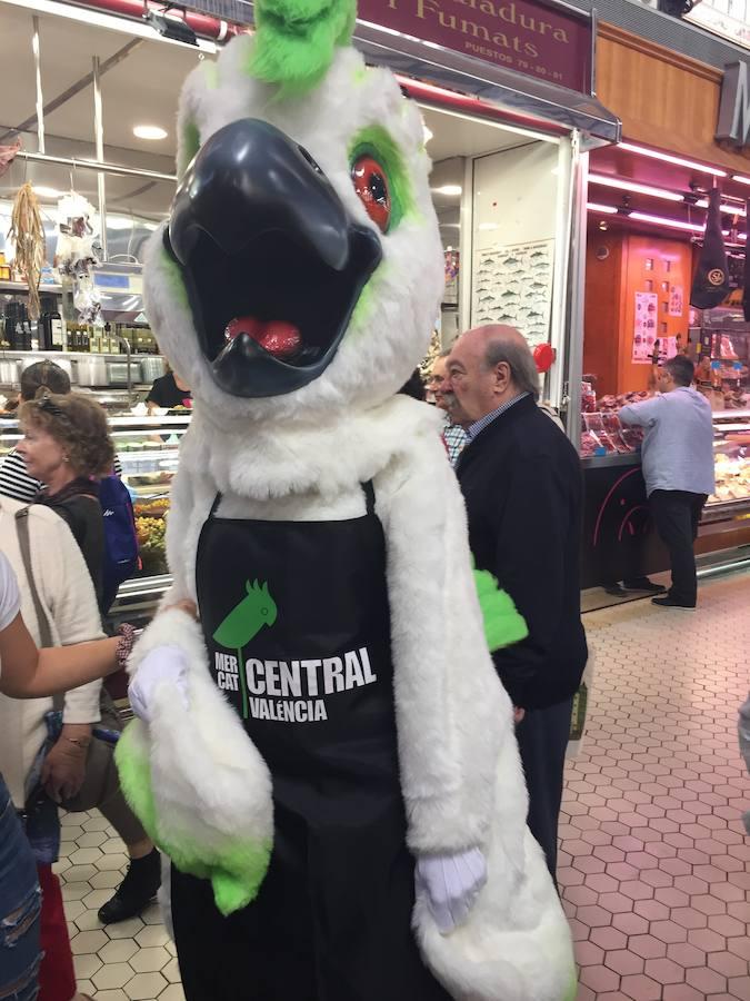 Los vendedores del Mercado Central tienen ya su propia mascota, la simpática 'Cotorra', que se encargará de extender la actividad de este centro de comercio local por toda la ciudad y representarlo en los actos que congrega Valencia. La anfitriona ha contado con la compañía de las otras mascotas que representan a entidades de la ciudad y que la han apadrinado en su primer acto público.