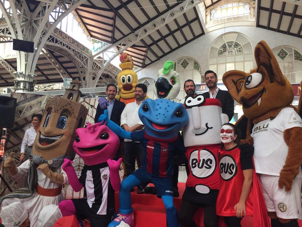 Los vendedores del Mercado Central tienen ya su propia mascota, la simpática 'Cotorra', que se encargará de extender la actividad de este centro de comercio local por toda la ciudad y representarlo en los actos que congrega Valencia. La anfitriona ha contado con la compañía de las otras mascotas que representan a entidades de la ciudad y que la han apadrinado en su primer acto público.