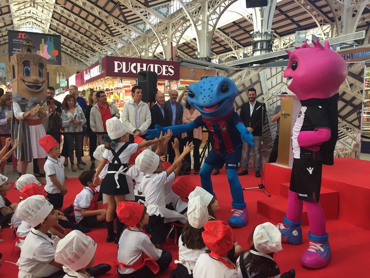 Los vendedores del Mercado Central tienen ya su propia mascota, la simpática 'Cotorra', que se encargará de extender la actividad de este centro de comercio local por toda la ciudad y representarlo en los actos que congrega Valencia. La anfitriona ha contado con la compañía de las otras mascotas que representan a entidades de la ciudad y que la han apadrinado en su primer acto público.