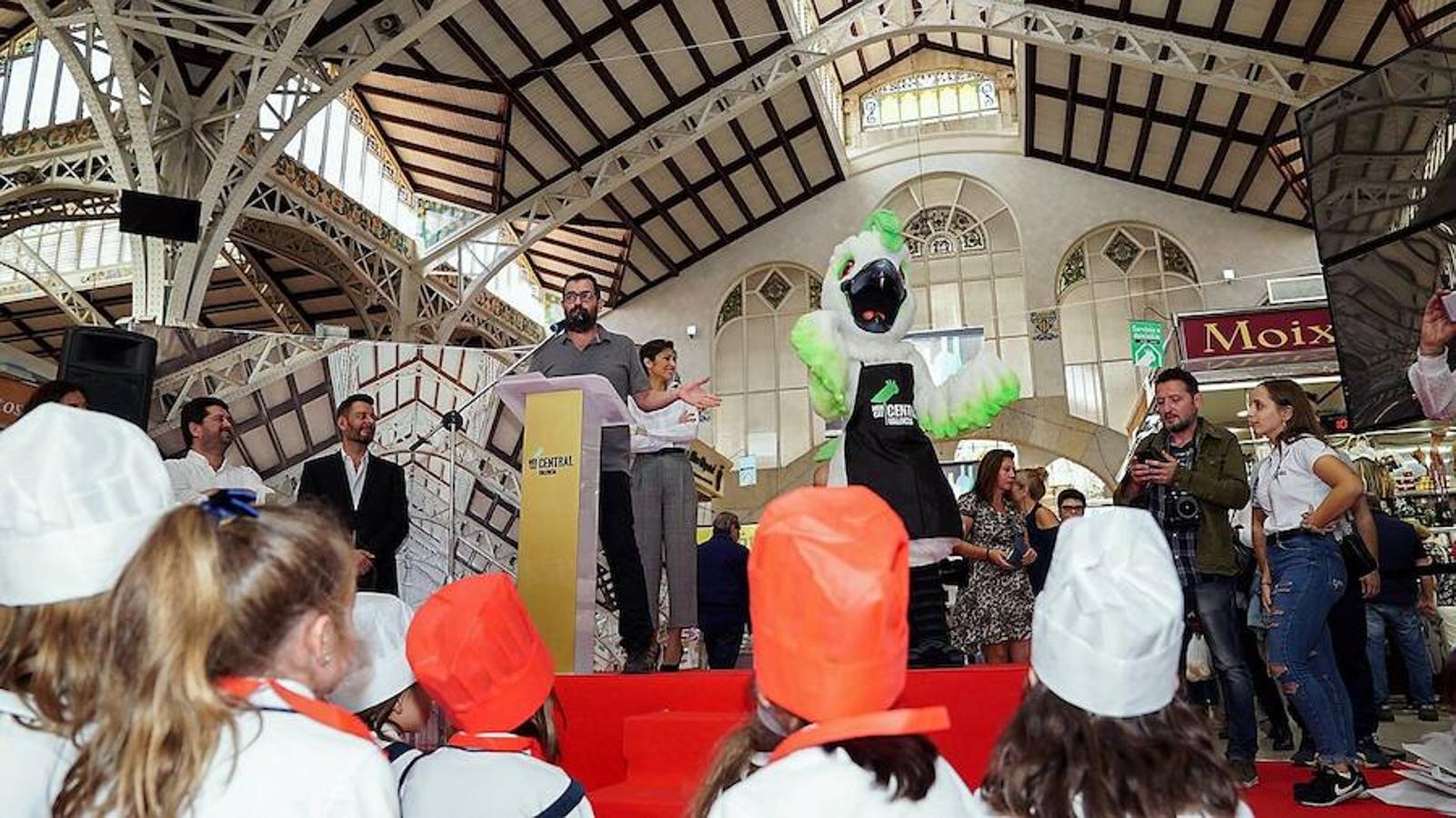 Los vendedores del Mercado Central tienen ya su propia mascota, la simpática 'Cotorra', que se encargará de extender la actividad de este centro de comercio local por toda la ciudad y representarlo en los actos que congrega Valencia. La anfitriona ha contado con la compañía de las otras mascotas que representan a entidades de la ciudad y que la han apadrinado en su primer acto público.