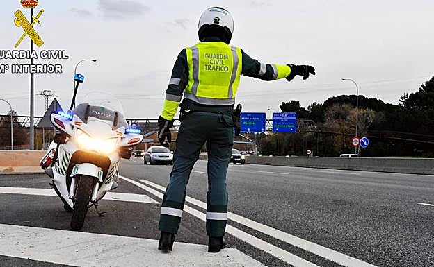 Un agente de la Guardia Civil durante un control de tráfico 