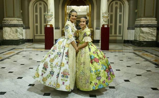 La fallera mayor de Valencia 2019, Marina Civera, junto a la infantil en el acto de su proclamación.