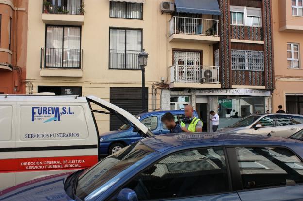 El retén fúnebre en la calle de la Reina. 