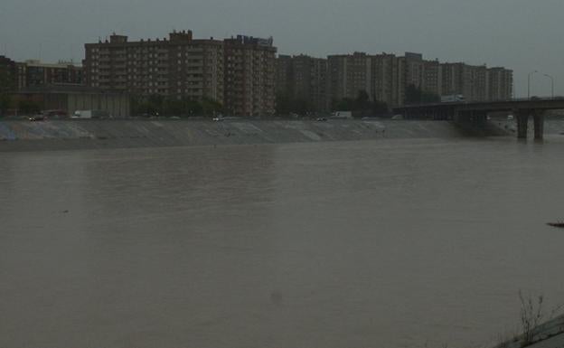 El río Turia, con un gran caudal en el nuevo cauce, en la gota fría del año 2000.