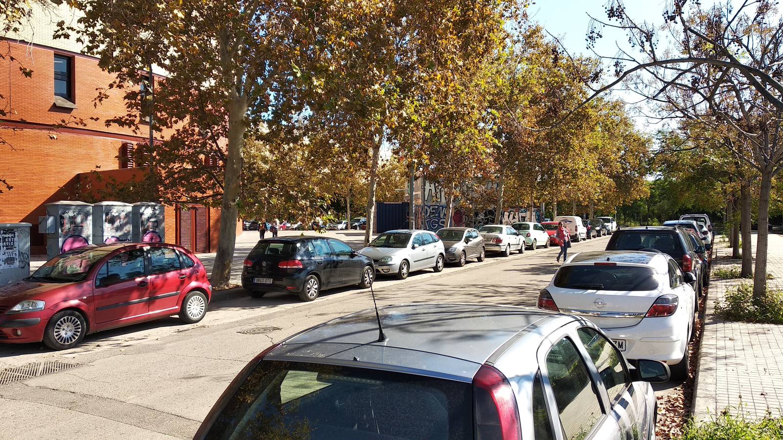 Aparcamiento libre situado entre las calles Campillo de Altobuey y la avenida de los Naranjos. Quedará completamente aislado por la valla, por lo que sólo tendrá uso diurno.