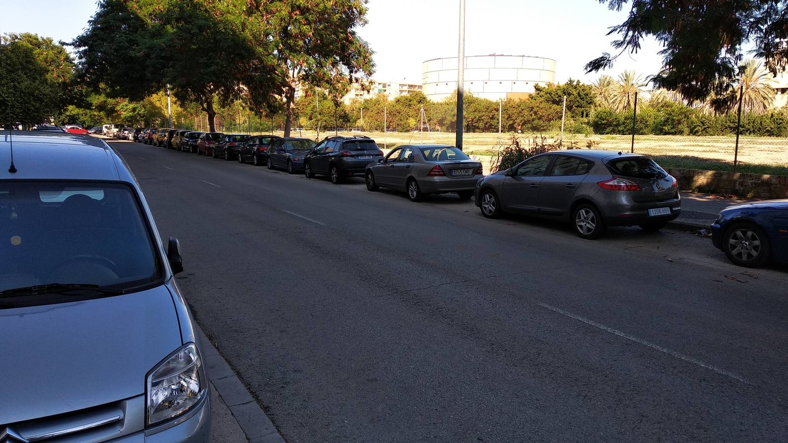 Plazas de aparcamiento de la calle Bernat Fenollar, cuyo uso quedará limitado al horario del campus. 