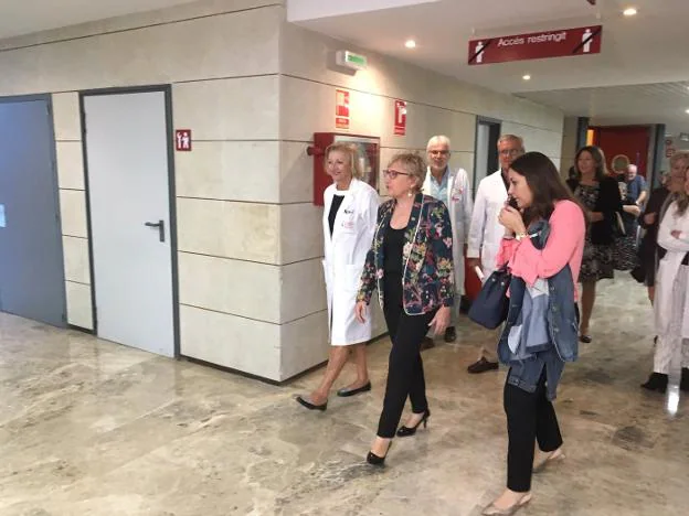 La consellera, durante la visita al Hospital Universitario de la Ribera. 