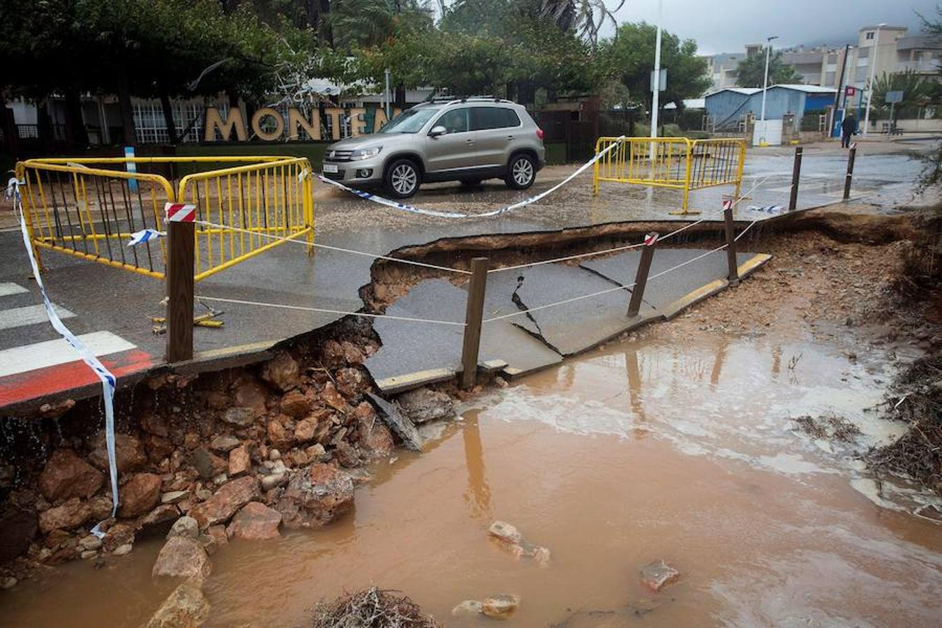 Daños en la carretera de la costa en la playa del Carregador en Alcossebre.