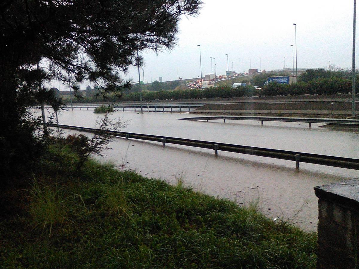 La Pista de Silla, cortada al tráfico por embolsamiento de agua.