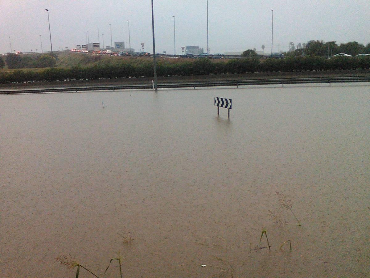 La Pista de Silla, cortada al tráfico por embolsamiento de agua.