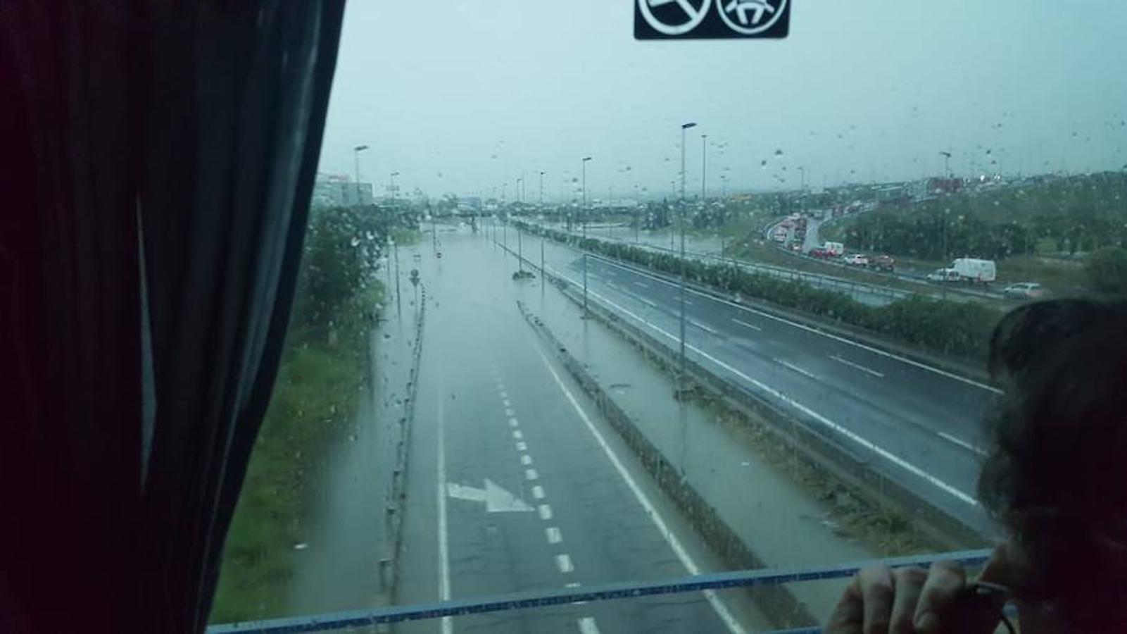 La Pista de Silla, cortada al tráfico por embolsamiento de agua.