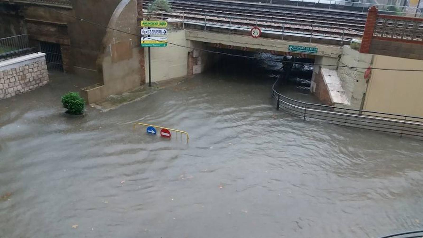 La Pista de Silla, cortada al tráfico por embolsamiento de agua.