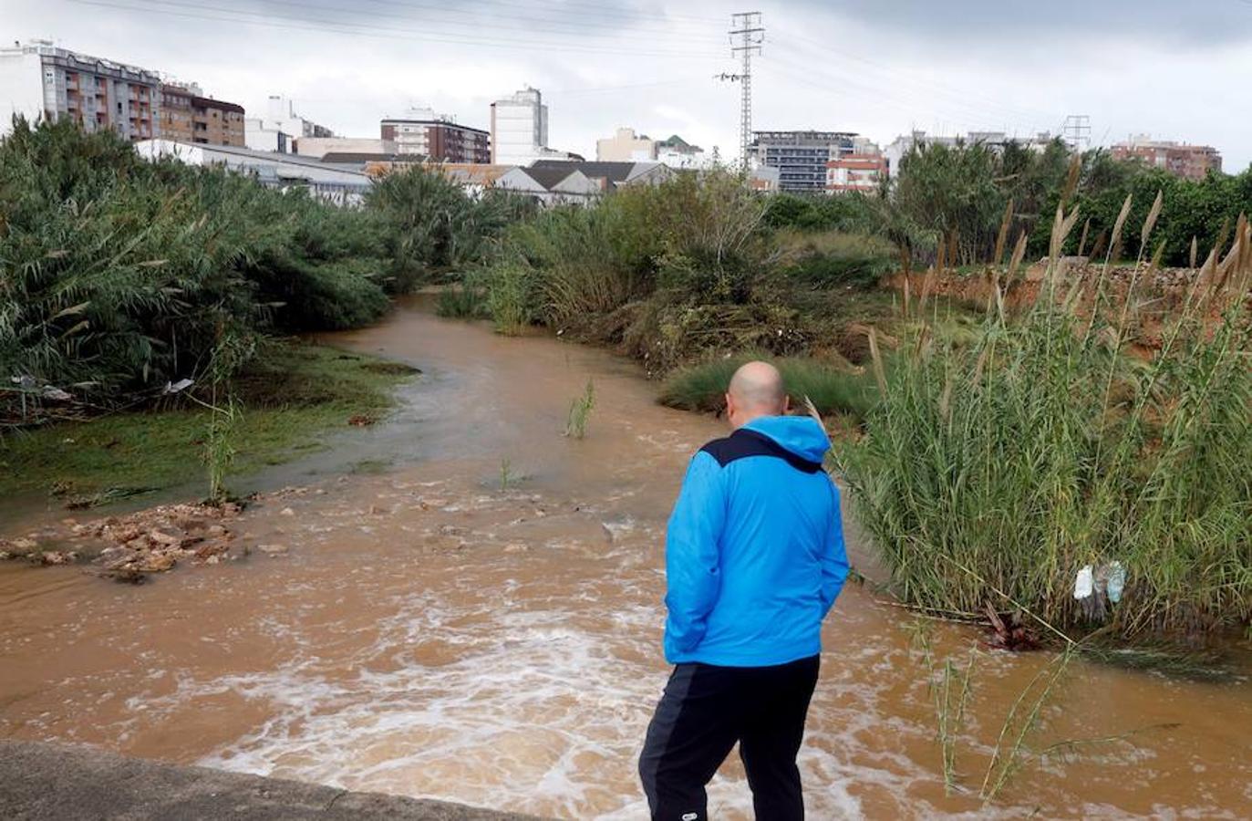 Un hombre contempla el caudal del río Vaca a su paso por Tavernes de la Valldigna. 