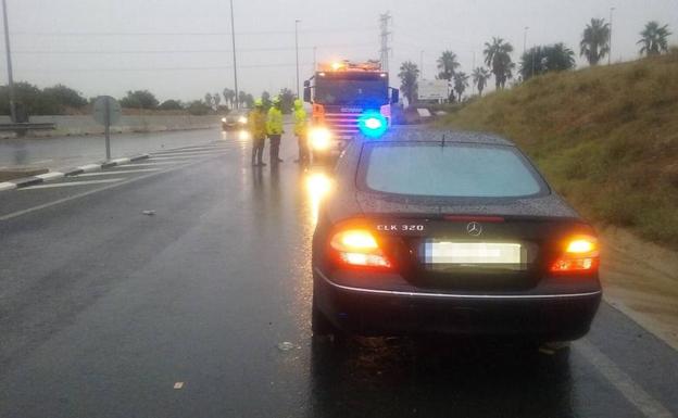 Los operarios durante el rescate en Torrent.