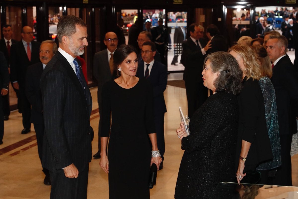 Doña Letizia, ataviada con un vestido negro hasta la rodilla y manga francesa.