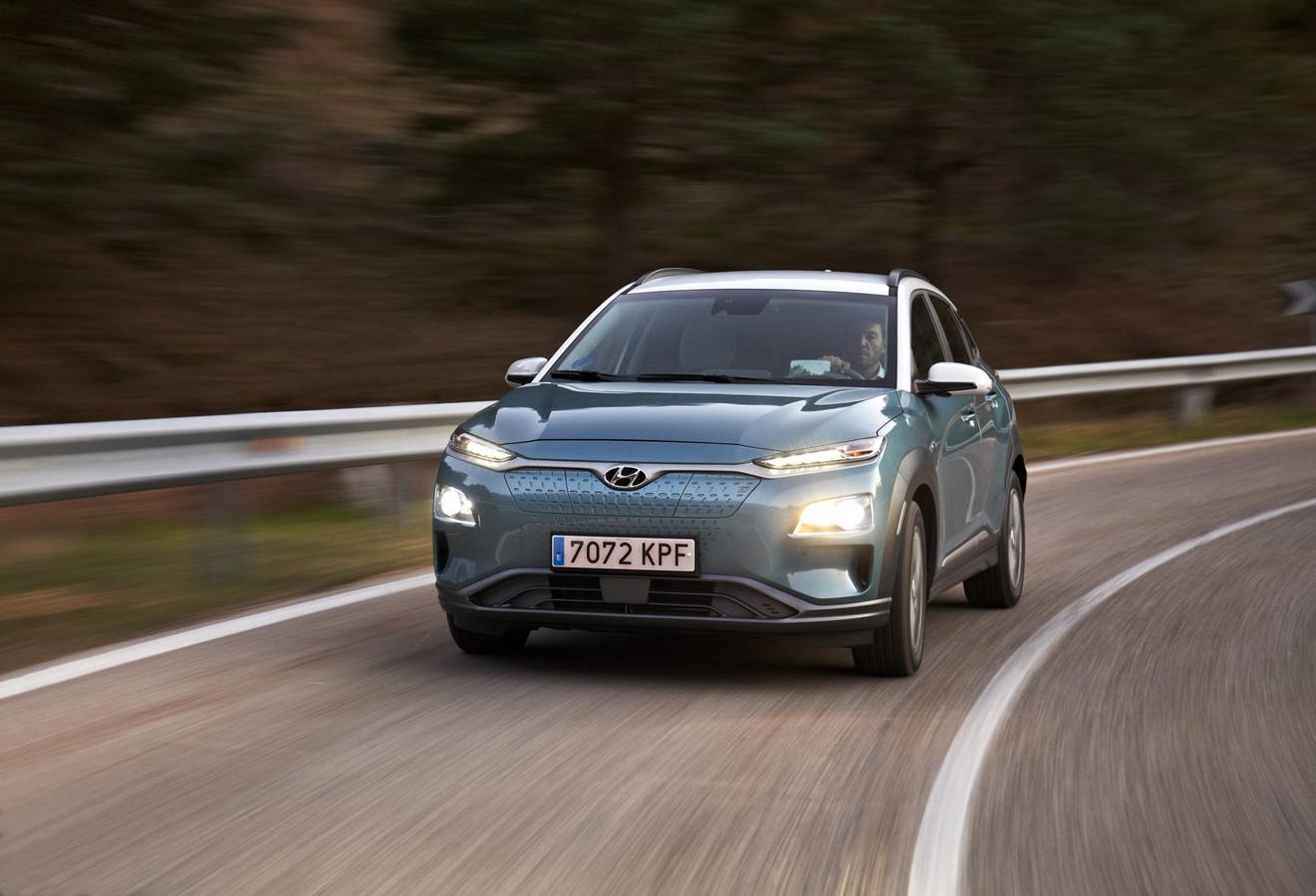 La gama del Kona, el nuevo SUV urbano de Hyundai, se amplía con un motor eléctrico. El modelo se comercializa en dos versiones que se diferencian en la capacidad de la batería.