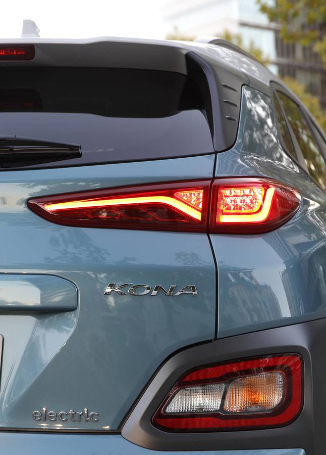 La gama del Kona, el nuevo SUV urbano de Hyundai, se amplía con un motor eléctrico. El modelo se comercializa en dos versiones que se diferencian en la capacidad de la batería.